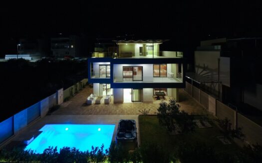 Makarska, namještena luksuzna vila sa bazenom, prodaja