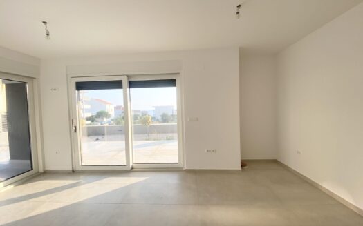 Novalja – Gaj, prodaja, peterosoban stan, vrt, parking, prodaja