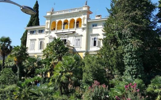 Opatija, centar, luksuzan stan 150m2, parking, najam