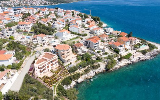 Čiovo, prvi red, novogradnja, apartman sa bazenom, prodaja