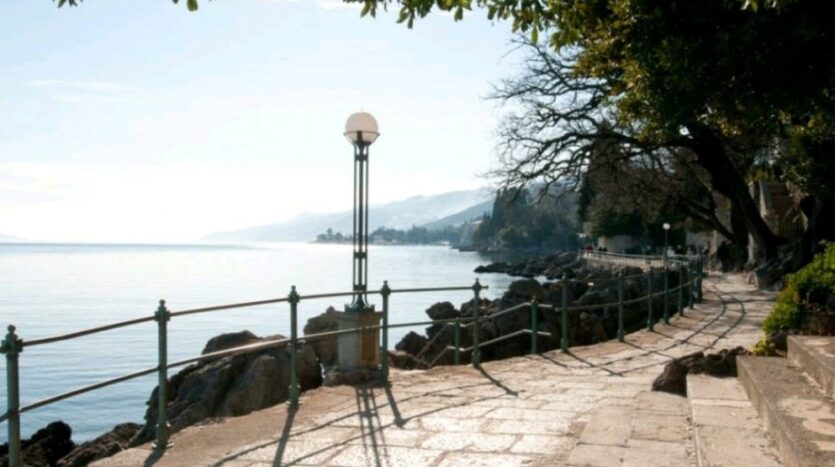 Opatija, luksuzan stan, 120m2, prvi red do mora, najam